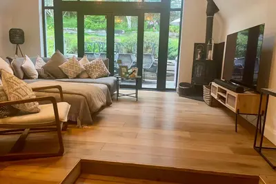 Image de Spacious 5-Bed House - Garden, Parking & Bbq