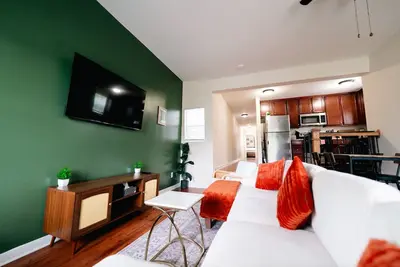 Image de Cozy & Chic Getaway - In The Heart Of Rva • 4bd 2. 5ba • Sleeps 9+