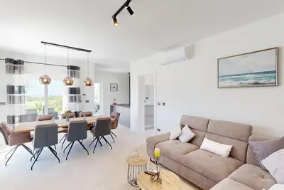 Villa Amelie for up to 8 people with pool and e-charging station near Porec
