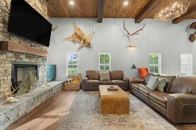 Image de The 1900 Farmhouse Retreat - on 78 acres!