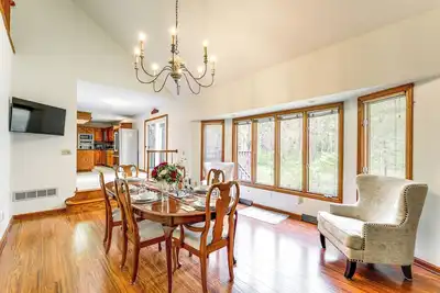 Image de Bike, Fish, Golf & More: Stately Tudor in Mogadore