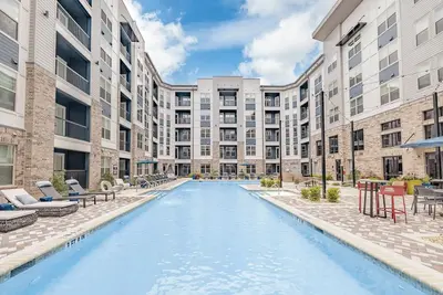 Image de Luxury Apartment: Pool, Near Grandview Medical