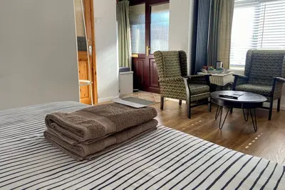 East Cliff Folkestone Guest Suite with Own Entrance - Pet Friendly!