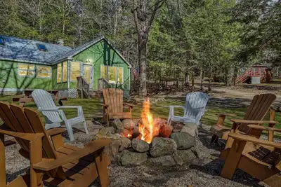 Image de Lovewell Lodge | Cozy Cabin w/ Firepit and Kayaks