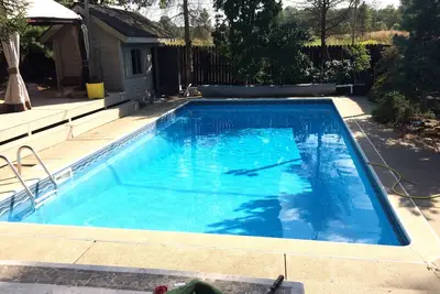 Image de 5-Bedroom Home with Pool, Decks, Basketball Court & Sauna