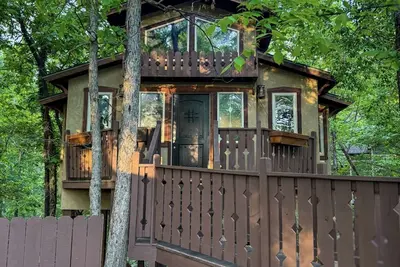 Image de Swiss Chalet Treehouse with Jacuzzi
