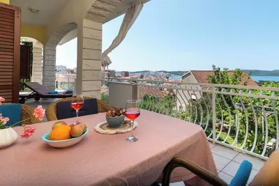 Image de A3 – spacious apt with balconies, garden and sea view, 3 min walk to the beach