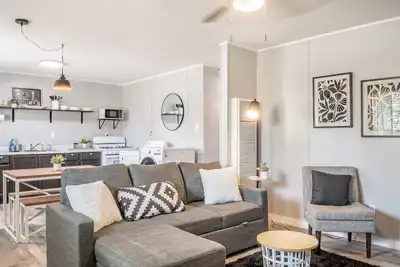 Image de Kick back and relax in this calm, stylish space.