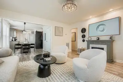 Image de Luxury 3br Villa in Westside Atlanta - Fenced Yard, Deck, Workspace, Firepit