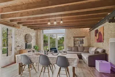 Image de Maison authentique en pierre pour 7 avec jardin