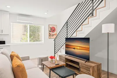 Image de Modern Home near Pasadena Garage & Full Kitchen