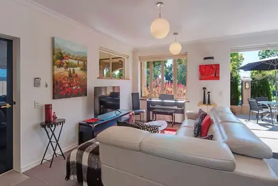 Image de Riverside Apartment overlooks the Maitai River in central Nelson.