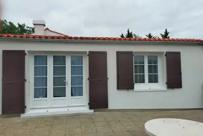 Image de dans petite résidence  \nmaison renovée  avec piscine et accès a la mer