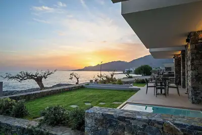 Image de Evelmare Beachfront Apartment With Private Jacuzzi