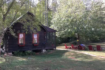 Image de Romantic cabin on horse farm just 6 miles away from historic downtown Dahlonega,