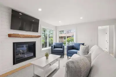 Serene, Cozy, Waterfront, 3 Mi to Downtown!