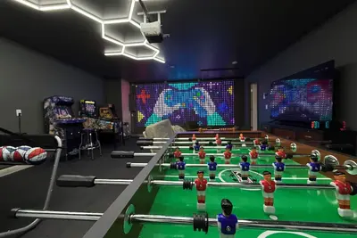 Image de Game On! Epic Gameroom, King, fireplace, firepit, parking, 300Mbps, 5 Smart TVs