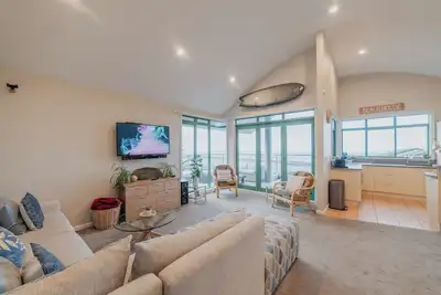 Image de Elevated Ocean View Oasis - 3-Br, 2-Bath, Parking