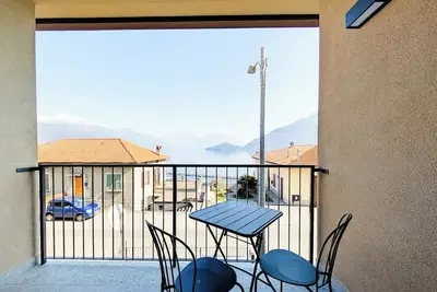 Image de Le Rondini C Apartment: lake-view balcony, Wi-Fi, Ac and garage!