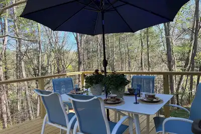 Image de Charming Renovated 3/2-Cottage with Hot Tub, Firepit and Fireplace.