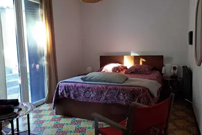 Chambre chez l'habitant dans maison avec jardin.