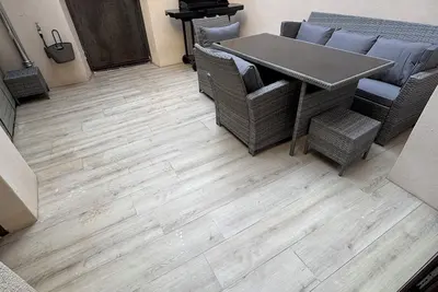 Image de gîte de charme avec ses poutres et ses pierres apparentes et son jacuzzi