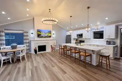 Image de New Lakeside Cottage- Lake view and beach nearby!