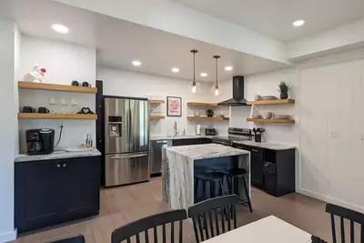 Image de Newly Renovated Oh Lodge Retreat + Lake Access in New Paris, Oh