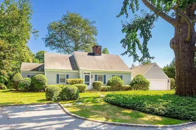 In town Charming Cape, Walkable to Main St Bridgehampton and Beach!