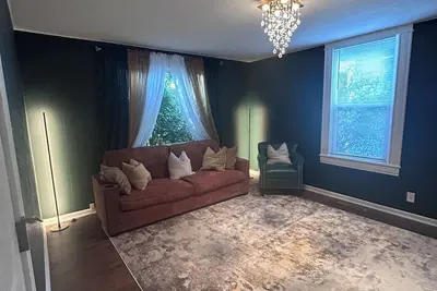 Image de The Fleur Di Lis - 3 bedroom apartment in welcoming Eugene with WiFi