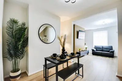 Image de Sleep Upto 5 Guests, Great Location & Free Parking