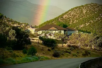 Scenic lakeside retreat- 5 minute walk to Palisade State Park and Golf Course