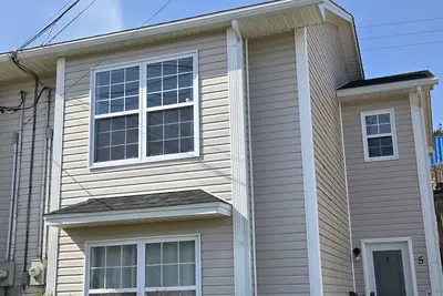 Image de Extremely Cozy, Centrally Located 1 Bedroom Duplex That's Pet Friendly:)