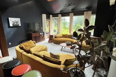 Image de Rustic Romantic Quiet Private Colorful- Surrounded Cedar trees - Sleeps 8