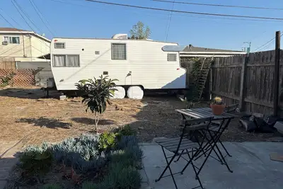 Image de Vintage Camper in Lbc Garden
