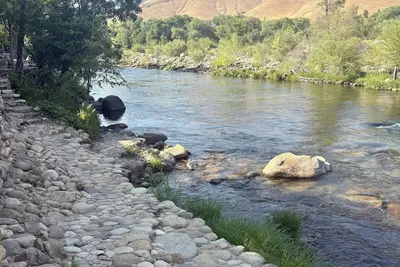 Image de Riverfront 2br w/ Saline Hot Tub, Private Beach & Walkable Kernville