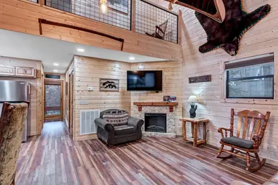 Image de Cozy cabin with creek access and hot tub!