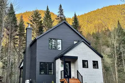 Image de Chalet cosy avec spa et sauna privés à seulement 700m de Vallée-Bras-du-Nord!