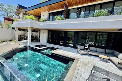 Image de Modern 4br w/Pool, Jacuzzi, Sleeps 12–Walk 2 Beach