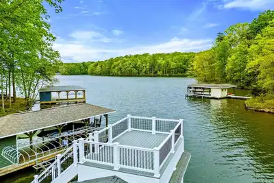 Image de 8br Lakefront Retreat, Pool, Boat Dock, Hot Tub