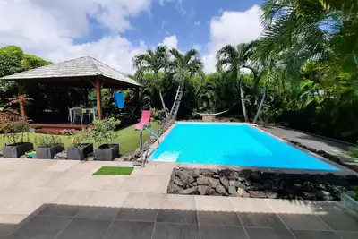 Villa familiale avec piscine + lodge contigü & jardin tropical – Saint-François,