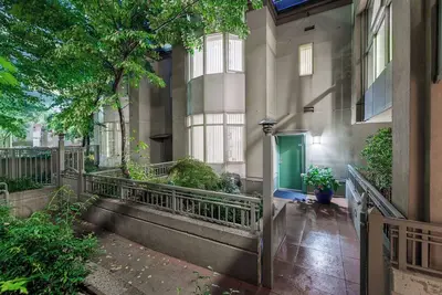 Image de Cozy vibrant energy apartment located downtown Vancouver by Coal Harbor