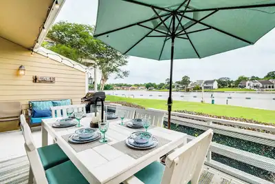 Image de Paddleboards, Life Vests: Lake Conroe Getaway!
