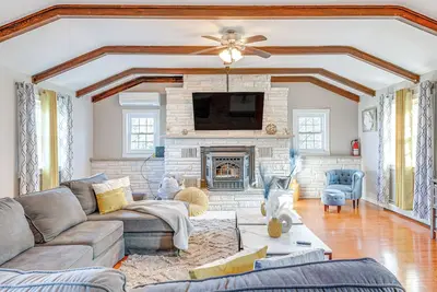 Image de Game Room, Deck & Fire Pit: Covington Township Gem