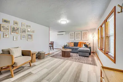 Image de 9 Mi to The Gorge: Updated Retreat w/ Yard!