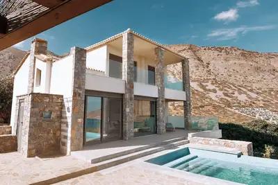 Image de luxury villa in front of a historic famous island