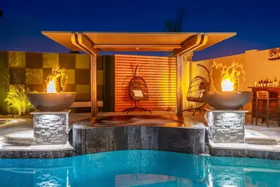 Image de 8br/5ba Mini Resort w/4 En-Suites, Heated Pool, Hot Tub, Billiards & Arcades