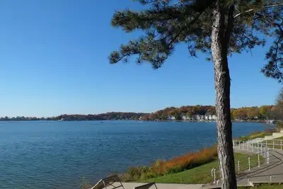 Image de Welcome to the modern decor cottage! Walk to Beach, Boat Rental, Huge Deck