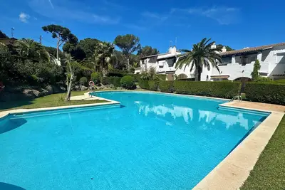 Image de Terraced house 5 minutes from Platja de Pals. Capacity for 6 people. A/C.