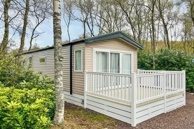 Image de Modern woodland retreat with stylish open-plan living, on-site amenities, and breath taking views.